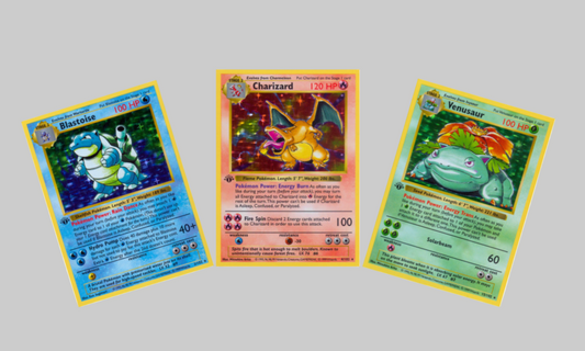 Drie klassieke Pokémonkaarten van Blastoise, Charizard en Venusaur naast elkaar, als illustratie bij de geschiedenis van Pokémon en Pokémonkaarten.